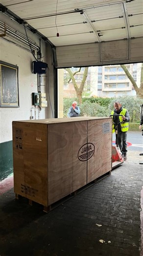 @jawafrance on Instagram: "Aujourd’hui, les cinq premières Jawa arrivent sur le sol français. Un moment clef pour l’histoire de la marque Décaissement, contrôle qualité, premières visions des machines prêtes à écrire la suite. Aujourd’hui Jawa France devient réalité. L’aventure commence. #jawafrance #jawamotorcycles #jawa42 #motorcyclearrival #newinfrance #motoa2 #neoretro #bikeunboxing #firstlook #motorcycleculture #jawa350cl #jawaisback"