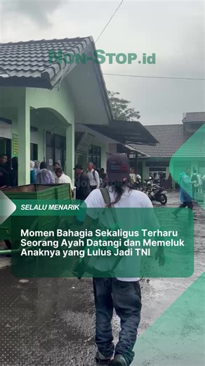Sebuah video viral memperlihatkan momen sederhana tapi penuh makna saat seorang ayah menghampiri anaknya yang resmi lulus menjadi prajurit TNI. Tanpa banyak kata, sang ayah langsung memeluk erat buah hatinya, pelukan yang seolah merangkum doa, perjuangan, dan kebanggaan selama ini. Detik-detik sunyi itu sukses bikin netizen tersentuh, karena di balik seragam dan ketegaran, ada kasih orang tua yang tak pernah putus. 📹 VT: bangjo4436 #perjuangan #kasihsayangayah #tni #momenharu #nonstopid