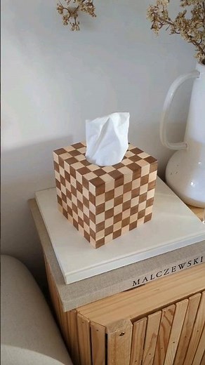 On customisé une boîte à mouchoirs toute simple ! Passion damier 🥰 #diy #doityourself #budgetdecor