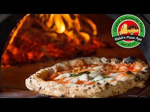 Pizza aus dem Holzbackofen