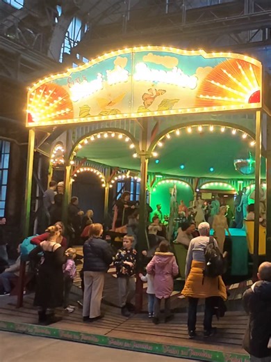 Eva's Fahrt ins Paradies ist eine denkmalgeschützte, historische Berg- und Talbahn aus dem Jahr 1939, die fast vollständig aus Holz besteht. Sie wird von der Familie Schleifer (Zülpich) betrieben. #historisch #jahrmarkt #nostalgie #fahrgeschäft #fahrtinsparadies