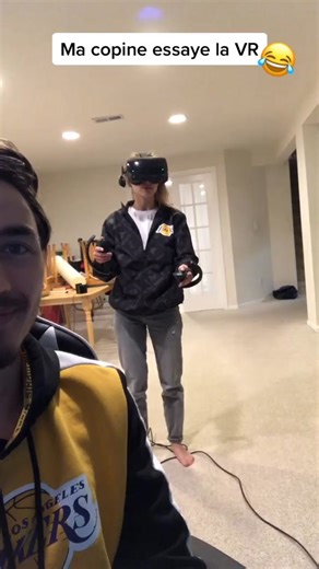 À ton avis, elle joue à quoi 😂? #viral #featurethis #tiktok #foryoupage #feature #featureme #fun #couplegoal #vr