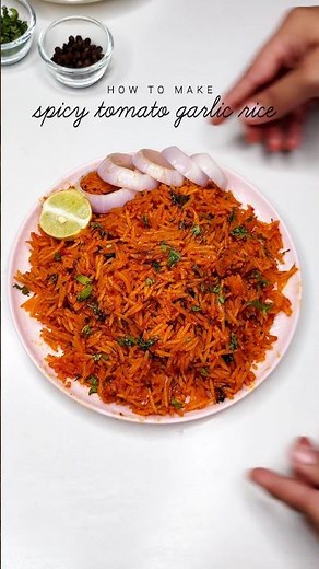 How to make spicy tomato garlic rice 🍅🍚 #garlic #tomato #rice #easyrecipe #foodie #food #friedrice