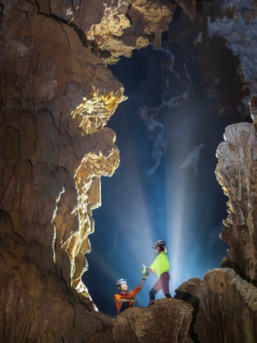 Hang động mới Phong Nha: 'cung điện thạch nhũ' ở Quảng Trị