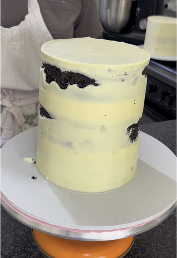 Part 2 of of my crumbcoating video #fypsouthafrica🇿🇦 #frostedbyxolim #fypシ゚ #cakecontent #viralvideos #ganache #satiktok🇿🇦 #cakes