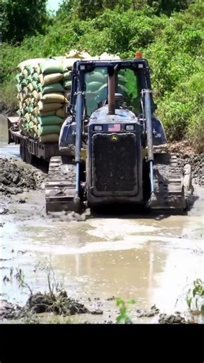 🚜 John Deere 1050K Bulldozer Races in Deep Mud | Heavy Trailer Challenge 🌾💦 #shorts #bulldozer