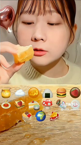 Miyu ASMR Eating Fancam Video with Emoji Challenge | Cilla ASMR