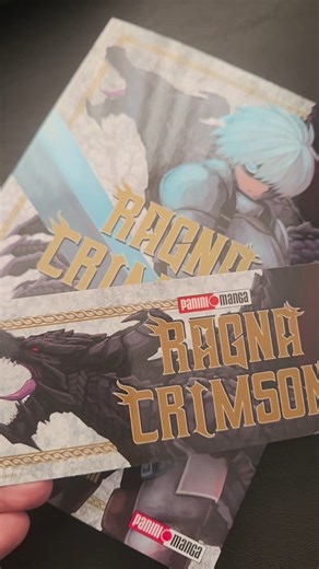 Blanden espadas de plata, cazan dragones y reciben recompensas por ello: tal es el oficio de los cazadragones. Ragna, un cazadragones poco hábil, se pasa los días intentando mejorar mientras asiste en lo que puede a su compañera de equipo: Leonika, una joven con un talento natural y un largo historial de dragones sometidos a sus espaldas. Resistir es una realidad inevitable que supera cualquier limite… ¡Fantasía y batallas al límite en un mundo épico! ¡Descubran esta historia con Panini! 😎 #rag