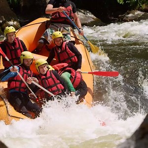 Oserez-vous vous élancer en rafting sur l'une des dernières rivières sauvages d'Europe 😅 Faire du rafting 👉 http://bit.ly/Rafting_Gorges_Allier Gorges de l'Allier Tourisme Auvergne expérience - my Haute-Loire Auvergne Tourisme | Auvergne-Rhône-Alpes Tourisme