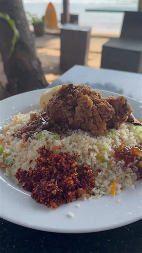 ビーチサイドでスリランカカリーを頂く満足感