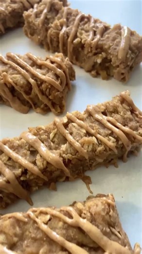 These healthy applesauce oatmeal bars are soft, wholesome, and quick to make for an easy breakfast or snack. This applesauce oatmeal bar recipe uses simple ingredients and bakes into perfectly tender bars that are great for meal prep and little hands to hold. A family-friendly, better-for-you treat you can make anytime. Recipe in the comments 👇 | Feeding Tiny Bellies