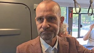 Ce harneală are generalul SRI pensionar special și penal Dumitru Dumbravă: s-a urcat în autobuzul 123 ca să arate că se ajunge greu cu pensia specială. De fapt, în loc să-l apropie de casă, 123 l-a îndepartat pe general de locuința sa, semn că, știindu-se urmărit și filmat de Marian Ceaușescu, Dumbravă a profitat de popularitatea și credibilitatea revoluționarului pentru a-și spăla imaginea de corupt lacom. Dumbravă și fostul său coleg de la SRI, generalul Florian Coldea, sunt suspecți de trafic