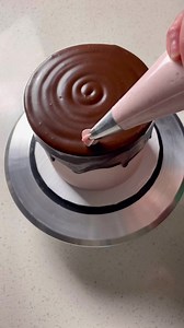 Chocolate raspberry cake topped with chocolate filled raspberries!! #chocolatecake #chocolatelovers #caketutorial #caketopper #buttercreamrope #buttercreamborder #cakevideo #cakedecorating Riccle | Treats by Tay