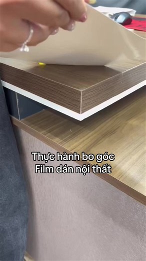Phim dán nội thất vân kim loại cao cấp: Thực hành bo góc chuẩn