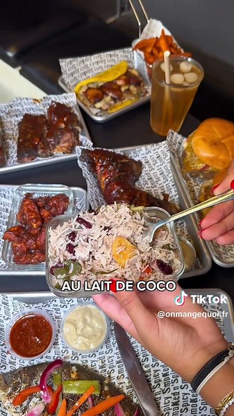 DE LA STREET FOOD JAMAÏCAINE HALAL À PARIS 🇯🇲🔥 @OH MY JERK ! Une vraie découverte chez Oh My Jerk! avec une cuisine généreuse autour du barbecue jamaïcain et de la marinade jerk maison. 🍗 Poulet jerk mariné 24h, grillé et glacé au barbecue 🥩 Ribs de bœuf cuits lentement 13h puis laqués au barbecue 🥥 Riz jamaïcain au lait de coco et haricots rouges 🍔 Burgers façon jamaïcaine & Patty Sandwich 🔥 FORMULES DU MIDI — DU LUNDI AU VENDREDI JUSQU’À 14H30 🥙 EXPRESS — 10,90€ Patty Sandwich Chicken