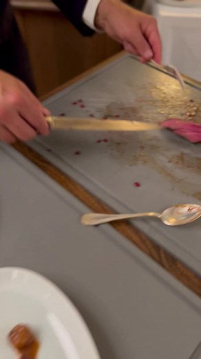 Live: selle de Chevreuil rôti, garniture de saison, jus aux épine-vinette, pour 5 personnes dans un menu à 6 services | HeadWaiter