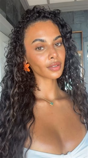 Sophie Piper | Ready for a Beach lunch 🧡 Products: @larocheposay Cicaplast B5 Spray @refybeauty brow sculpt @supergoop glow screen shade golden hour... | Instagram