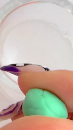 💚🌌 Grogu 🌌💚 [Español] Hoy os enseño a Grogu, el pequeño aprendiz más tierno de la galaxia ✨🛸💫. Con su abrigo marrón, sus orejitas adorables y esa mirada que derrite corazones 🥺💚, es imposible no amarlo. Está modelado con todo el mimo del universo… ¡porque la Fuerza también puede ser kawaii! 🌠💫 [English] Here’s Grogu, the cutest little apprentice in the galaxy ✨🛸💫. With his brown robe, adorable ears, and that heart-melting gaze 🥺💚, he’s pure space magic. Made with all the care in th