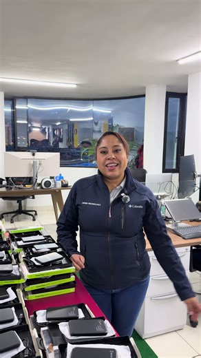 ¿Quieres plasmar tu marca? ¿Quieres que tu logo no solo se vea… sino que se sienta? Hoy las marcas que crecen no solo venden productos… crean presencia, posicionamiento y recordación. En OPEN TECNOLOGY convertimos la tecnología en una extensión poderosa de tu identidad empresarial. Personalizamos, diseñamos y desarrollamos productos que transmiten profesionalismo, innovación y confianza. Tu logo no debe estar solo impreso. Debe estar estratégicamente colocado. Debe generar impacto. Debe represen