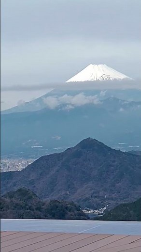 「グランドループ」伊豆の国市にある「伊豆パノラマパーク」山頂エリアの新絶景スポット。展望デッキ、雄大な富士山と駿河湾の景色を一望でき、まるで空中に浮いているような感覚を味わえます。#富士山#観光