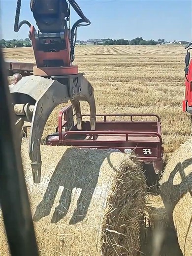 Grappling Dry Straw: How Hydraulic Claw Loaders Streamline Small-Vehicle Field Hauling