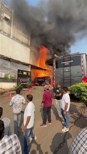 A sudden fire broke out on the set of Pati Patni Aur Panga #PatiPatniAurPanga #Bollywood #Breaking
