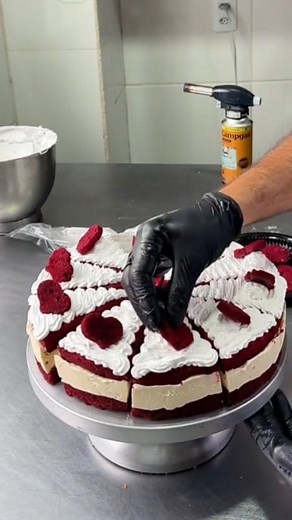 1.3M views · 47K reactions | Pastel Red Velvet ♥️ #viralreelsシ #Postres #pasteleria #reposteria #pastel #redvelvet | Sueño Pastelero | Facebook