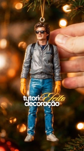 Tallyson Pieretti | Creator on Instagram: "📲 Comenta “BLACK” para ter acesso a TODOS os meus cursos + packs! ÚLTIMOS DIAS🔥 🤖Prompt para imagem: Use the provided reference image as base. Transform the couple into a photorealistic Christmas tree ornament figurine (resin/porcelain) preserving facial likeness. Full body, ~10–15 cm scale, same pose, hanging from a small gold cord attached to a metal eyelet on the head. 9:16 Material: hand-painted gloss resin with subtle brush texture, realistic sp