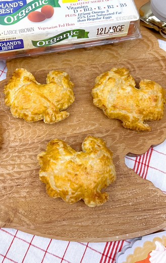 Check out how to make these fun and easy to make Thanksgiving Hand Pies! #Thanksgiving #turkey #breakfast #Thanksgiving2025 | BriteandBubbly
