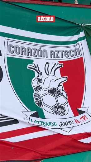 ¡Corazón Azteca! 💚 El grupo que alienta al Tri, acompañan en cada partido, se unen sin importar de qué equipo son porque todos son MEXICANOS 🇲🇽 En la tribuna dejan su pasión por nuestra Selección 🥁 | RÉCORD México