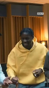 Un diamant en plus pur Tiakola 💿 Le morceau Pousse-toi produit par Josh, Junior Alaprod, Le Motif et Shabz Beatz issu de notre vidéo 1 son en 1 heure obtient la plus grosse certif’ possible, single de diamant ! Ça va retourner l’écouter en bien l’équipe 👀 | Booska-P