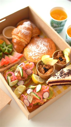 💕 La 𝐁𝐫𝐮𝐧𝐜𝐡 𝐥𝐨𝐯𝐞𝐫’𝐬 𝐩𝐢𝐜𝐧𝐢𝐜 𝐛𝐨𝐱 à emporter chez Lemon Bay ! Parfait pour votre St Valentin 💝 Composé de : - 2 Viennoiseries - Fruits de saison - 1 Gâteau fait maison - Pancakes avec maple butter - 2 Yaourt et granola maison - 2 Tartine avocat et saumon fumée - 2 Jus d'orange 📞 Sur commande au 23.14.49 📍27 Promenade Roger Laroque, Mirage Plaza - Baie des Citrons, Nouméa | Lemon Bay Café