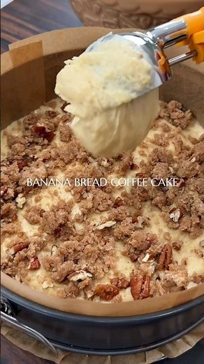 Banana Bread Coffee Cake may be the best way to use ripe bananas ever! #bananabreadcoffeecake #bake