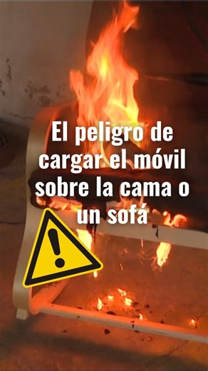 ⚠️ Las baterías de litio en los vehículos y dispositivos eléctricos nos rodean por todas partes, y no están exentas de riesgo, porque se calientan y pueden llegar a incendiarse. ➡️ Los bomberos de la Comunidad de Madrid nos muestran lo peligroso que puede llegar a ser cargar un móvil sobre la cama, una silla de tela o un sillón... #incendios #baterías #bomberos #consejos | Telemadrid