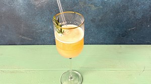 Alkoholfreier Birnen-Essig-Cocktail mit Apfel secco