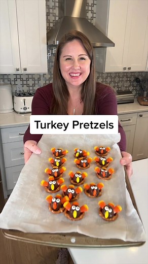 These are the cutest Thanksgiving treats! #thanksgivingtreats #thanksgivingtradition #pretzels #thanksgiving #thanksgivingsnack #easyrecipe #holidayentertaining #holidaybaking