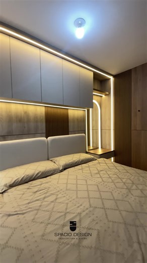 ✨ Este dormitorio fusiona armoniosamente la sofisticación con un estilo contemporáneo, creando un refugio ideal para el descanso. Cada elemento, desde las texturas hasta la luz ha sido cuidadosamente seleccionado para transmitir calma y distinción. ¿Te imaginas despertando en un espacio así? 🏠🤩✨ Contáctanos y hagamos realidad juntos el diseño de tu próximo proyecto. #DiseñoDeInteriores #CalidadDeVida #EstiloYFuncionalidad #SpacioDesignPeru #DormitorioElegante