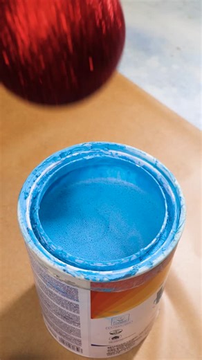 5-Minute Crafts Recycle on Instagram: "A simple way to refresh your holiday decor 🎄 #christmasornaments #holidaydiy #festivedecor"