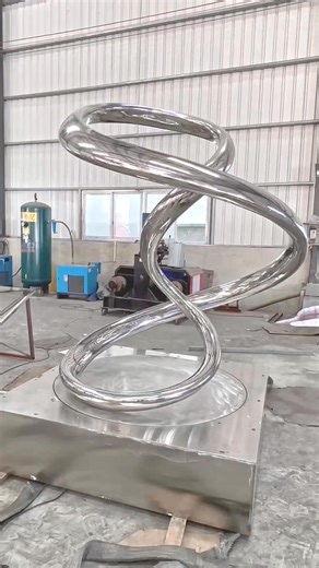 Wonder by Tom Lawton, a meditative moving sculpture that aims to show how everything is interconnected 💫 🔹Size: 180cm(H) 🔹Base: 126cm dia*35cm (H) 🔹Material: Steel 316L/Mirror Polished Wangstone Sculpture www.chinametalsculpture.com #customsculpture #metalsculpture #metalart #publicart #modernart | Wangstone Metal Sculpture