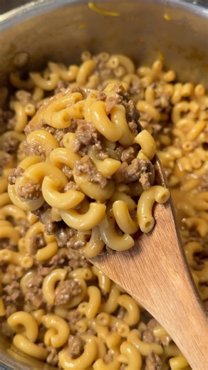 🍔✨ THIS Hamburger Helper is the MAIN CHARACTER ✨🍔 Budget-friendly 💸 Easy to make 🥄 Big flavor energy 😮‍🔥 This is the kind of meal that shows up, takes over the kitchen, and steals the spotlight 🌟 One pan, simple ingredients, and dinner is DONE 🙌 Perfect for busy nights, tight budgets, and cravings that need answers ASAP 😍 Cheap, easy, iconic, unforgettable. This Hamburger Helper understood the assignment 😌🍽️🔥 #EasyDinner #BudgetMeals #ComfortFood #WeeknightDinner #hamburgerhelper | C