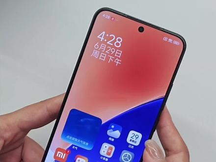 小米15反向充电开启教程，一教就会！1. 打开设置：在手机主屏幕上找到“设置”图标，点击进入。 2. 进入省电与电池选项：在设置界面中，找到“省电与电池”选项并点击进入。 3. 开启无线反向充电：在“电池”设置中，找到“无线反向充电”选项，点击右侧的开关将其开启 。此时，开关颜色会变为蓝色，表示功能已开启。 4. 放置设备开始充电：将需要充电的设备（如支持无线充电的手机、耳机等）背面与小米15背面紧贴，确保两者紧密接触，等待片刻，被充电设备的充电指示将显示正在充电。,小米手机反向充电支持的手机型号- 抖音