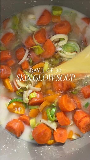 Steph Robinson on Instagram: "DAY 1 of 20 min recipes for 30 days: Skin glow soup🥕🧄🍲 This soup with make your skin glow✨ packed with anti-inflammatory properties, antioxidants, vitamin A, zinc, B vitamins Recipe: 4 carrots 4 cloves garlic 2 leeks 1 inch fresh ginger 1 can coconut milk (I water mine down & use half sometimes) 4 cups bone broth or veggie broth 1 orange bell pepper 2 tsp turmeric 1 tbsp coriander pepper 1/2tsp cayenne pepper How to: 1. Chop carrots, leeks & bell pepper roughly. 