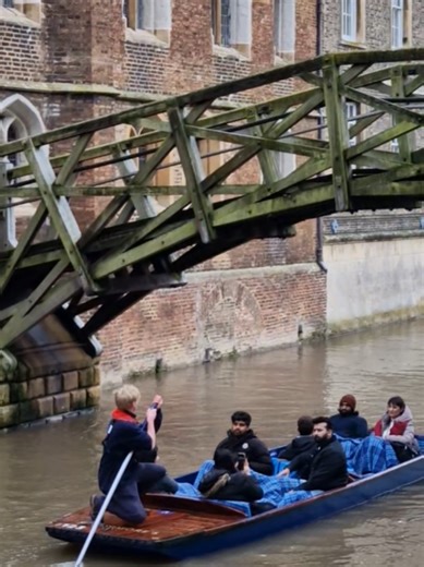 Cambridge 🇬🇧✨ Queens’ College — the famous Mathematical Bridge 🌉 Not an easy day for punting today 🚣‍♂️💪 The current on the River Cam is pretty strong, but that’s part of the adventure 😉🌊 Cambridge vibes, even against the flow 💙
