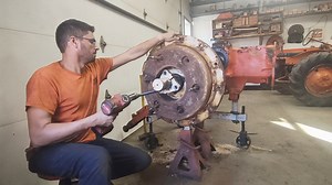 How to separate the rear axle wedge from the cast center on a Allis-Chalmers D19, D21, 190, 200, or 7000 Tractor. | Allis Chalmers Parts & Service