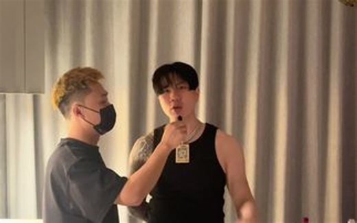 （上)今天在SASI和AP的MV拍摄现场和他们分别聊了聊最近的事情和后面的一些计划，SASI爆出再也不接夜店演出了，看看他怎么说的⁉️内容精彩，导到最后吧🫡