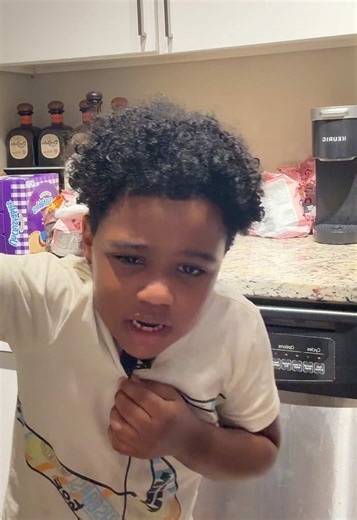my 6 year old son trying to pull his front tooth out!🤣🤦🏽‍♀️##kidsoftiktok##funny##viral##kidstiktok##pullingtooth##missingtooth##fyp