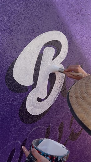 Zibra | Pro paintbrushes for any project on Instagram: "Excited to share this #muralistmonday feat. @eminehdesigns! @eminehdesigns is here to talk all things lettering 🖌️ We asked her how she decides between brush shape and size when painting letters and she said… “Luckily Zibra makes it really easy to decide which shape and size brush I choose for lettering - there is a size and shape for it all! I look at the font style and choose the brush based off that first. For rounded letters I use a ro