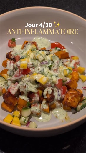 Tee | Swiss Content Creator 🇨🇭 on Instagram: "🥭 Saumon bowl & mango salsa Recette anti-inflammatoire – Jour 4/30 🧾 Ingrédients Le bowl Filet de saumon Patate douce Mangue Tomate Concombre Oignon rouge Coriandre fraîche Ail Huile d’olive Sauce soja Miel brut (petite quantité) Jus de citron vert Sel & poivre Épices anti-inflammatoire (paprika, curcuma, cumin ou ton mélange @lvdd.ch ) Sauce au yaourt Yaourt grec nature Ail Coriandre & persil Huile d’olive Sel, poivre Jus de citron ➡️ Mixer tous