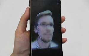 【科客分享】柔性屏 + 祼眼 3D ！HoloFlex 未來手机屏幕示范