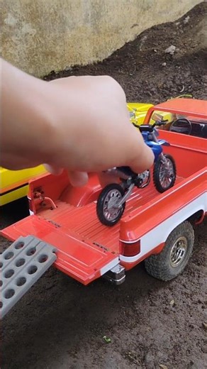 Toyota Hilux 1983 & Chevrolet K10 Haul Two Motocross Bikes! 🔥 RC Action
